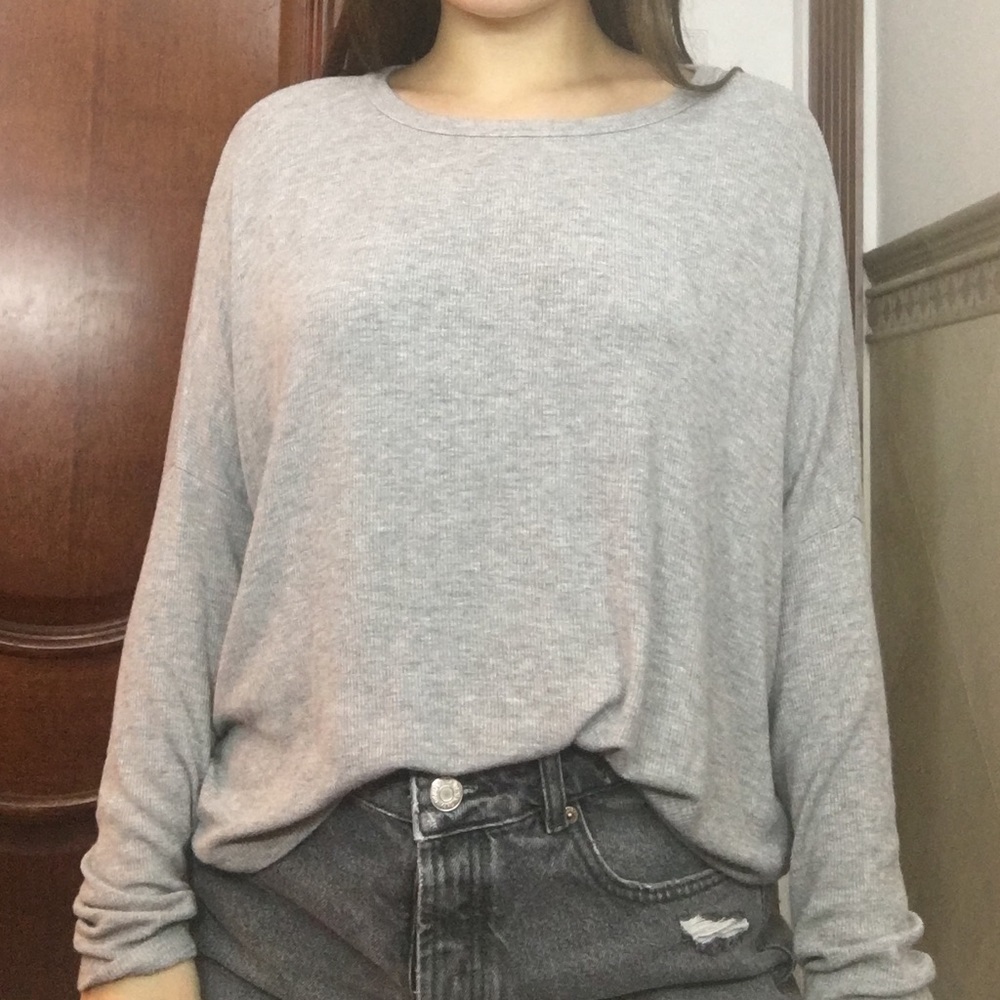 gray long sleeve shirt